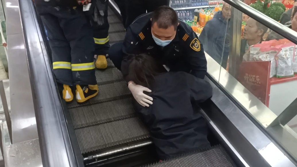 惊魂一幕！女子半截身体被“卷入”电梯，消防紧急救援